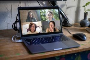 Kacheln auf Laptop mit Menschen in Zoom-Meeting