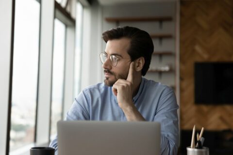 Student schaut nachdenklich aus dem Fenster