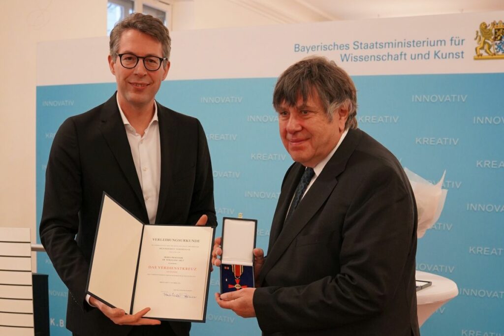 Minister of science Markus Blume (l.) presents Prof. Dr. Wolfgang Arlt with the Order of Merit of the Federal Republic of Germany (© StMWK)