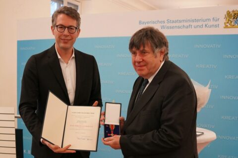 Wissenschaftsminister Markus Blume (l.) überreicht Prof. Dr. Wolfgang Arlt das Verdienstkreuz am Bande des Verdienstordens der Bundesrepublik Deutschland (© StMWK)