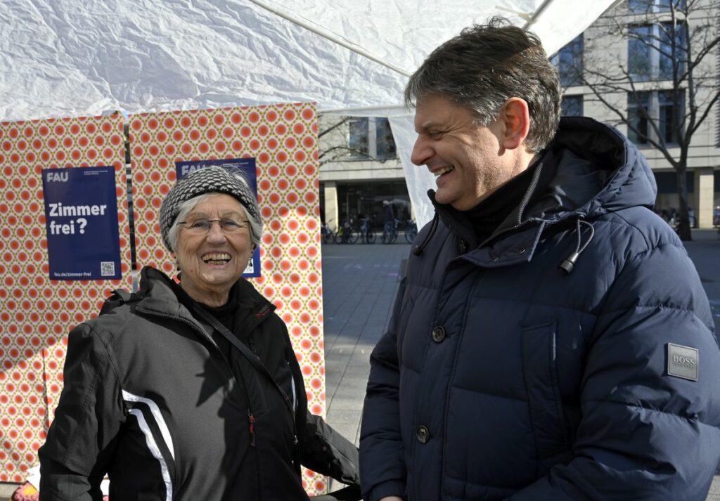 Passantin mit FAU-Präsident auf Hugenottenplatz