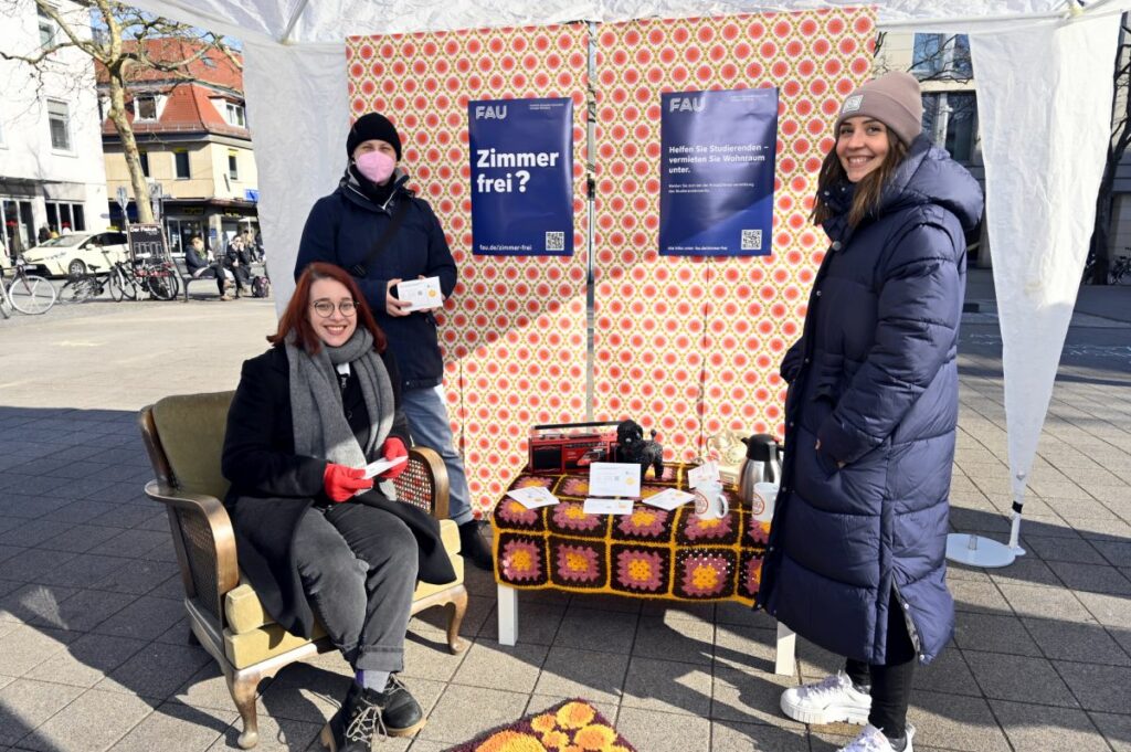 Drei Frauen an einem Infostand.