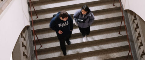 Zwei Studierende gehen eine Treppe herunter