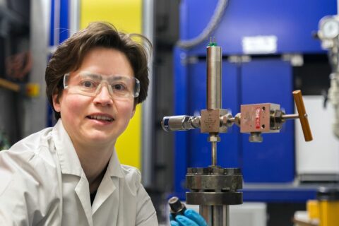 Dr. Saskia Schimmel im Hochdrucklabor der Technischen Fakultät der FAU