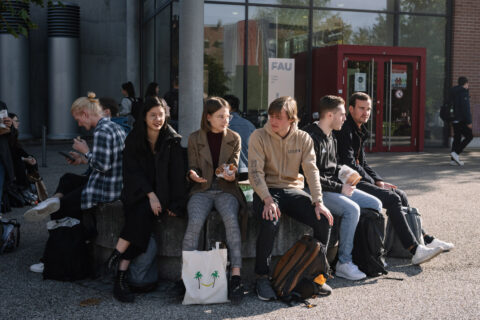 Studierende vor einem Uni-Gebäude.