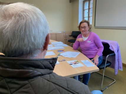 Der Besprechungsraum im Rathaus Heiligenstadt führt digiDEM Bayern-Projektassistentin Ottilie Ochs einen wissenschaftlichen Kurztest durch. Bild: digiDEM Bayern/Ilona Hörath