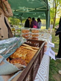 Studierende der FAU veranstalten vom Mittwoch bis Freitag, 3. bis 5. Mai, im Schlossgarten der FAU in Erlangen sowie am Roten Platz an der Technischen Fakultät der FAU Wohltätigkeitsverkäufe von Speisen für die Erdbebenopfer.