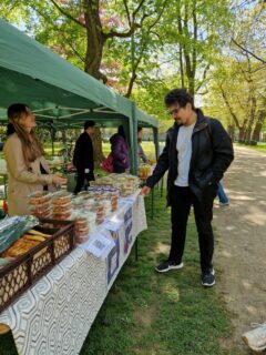 Studierende der FAU veranstalten vom Mittwoch bis Freitag, 3. bis 5. Mai, im Schlossgarten der FAU in Erlangen sowie am Roten Platz an der Technischen Fakultät der FAU Wohltätigkeitsverkäufe von Speisen für die Erdbebenopfer.