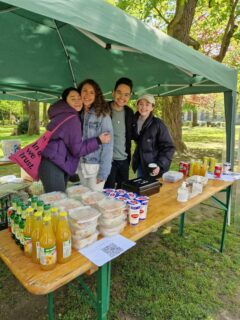 Studierende der FAU veranstalten vom Mittwoch bis Freitag, 3. bis 5. Mai, im Schlossgarten der FAU in Erlangen sowie am Roten Platz an der Technischen Fakultät der FAU Wohltätigkeitsverkäufe von Speisen für die Erdbebenopfer.