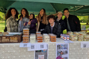 Students from FAU sold food from Wednesday May 3 until Friday May 5 in the Schlossgarten in Erlangen and at the Roter Platz at the Faculty of Engineering, with proceeds going towards helping earthquake victims.