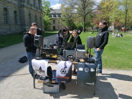 Das mobile Studio der Campusmedien funklust im Schlossgarten.