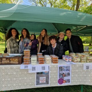 Studierende der FAU veranstalten vom Mittwoch bis Freitag, 3. bis 5. Mai, im Schlossgarten der FAU in Erlangen sowie am Roten Platz an der Technischen Fakultät der FAU Wohltätigkeitsverkäufe von Speisen für die Erdbebenopfer.