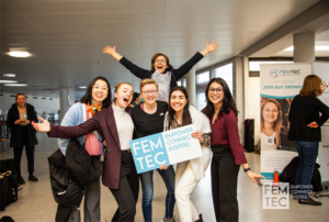 Gruppe Studentinnen mit Femtec-Logo