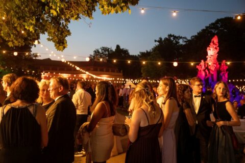 Menschen im Dunkeln im schön beleuchteten Schlossgarten beim Schlossgartenfest