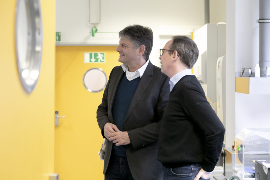 Prof. Dr. Veith Rothhammer and Prof. Dr. Joachim Hornegger inside the lab.