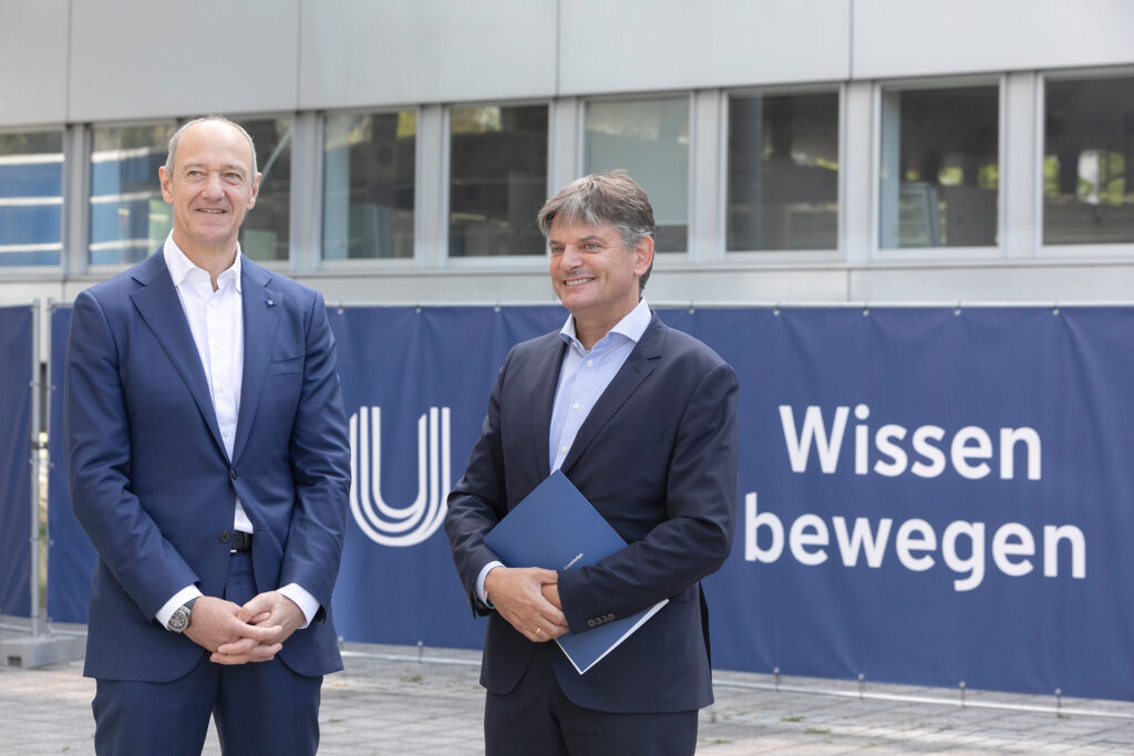 Zwei Männer, Prof. Dr. Joachim Hoernegger und Roland Busch.