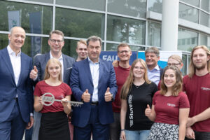 Gruppenbild mit Studierenden.Im Beisein von Ministerpräsident Dr. Markus Söder, dem CEO von Siemens Dr. Roland Busch, den Staatsministern Markus Blume und Joachim Herrmann, Erlangens Oberbürgermeister Dr. Florian Janik, FAU-Präsident Prof. Dr. Joachim Hornegger sowie weiteren hochrangigen Vertreter/-innen aus Politik, Wissenschaft, Wirtschaft und Gesellschaft wurde symbolisch der Schlüssel für die Gebäude am Siemens-Campus im Süden Erlangens an die FAU übergeben. Das Areal umfasst mehr als 100.000 Quadratmeter.(Bild: FAU/Giulia Iannicelli)