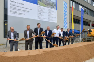 Grabbed a spade together to mark the official commencement of construction works for CITABLE (from left): Prof. Dr. Heinrich Iro (Medical Director/Universitätsklinikum Erlangen), Jörg Volleth (deputy mayor/City of Erlangen), Prof. Dr. Markus F. Neurath (speaker/Deutsches Zentrum Immuntherapie), Joachim Herrmann (Bavarian Minister of the Interior), Markus Blume (Bavarian Minister of Science), Prof. Dr. Joachim Hornegger (President/FAU), Jan Knippel (Head of department for university construction projects in Erlangen/State Construction Office Erlangen-Nuremberg) and Dr. Albrecht Bender (Commercial Director/Universitätsklinikum Erlangen). Image: Michael Rabenstein/Universitätsklinikum Erlangen