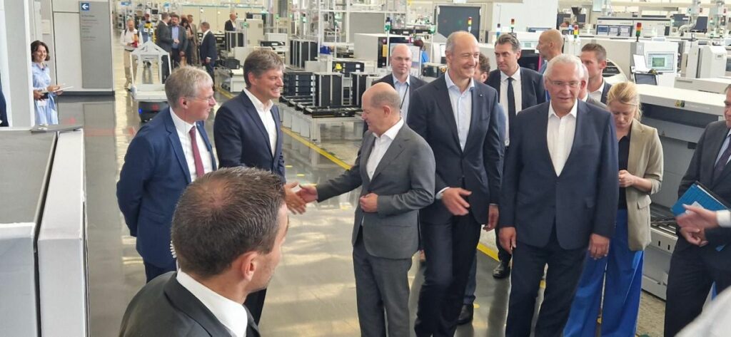 Gruppenbild auf dem unter anderem Prof. Dr. Joachim Hornegger Kanzler Scholz die Hand schüttelt.