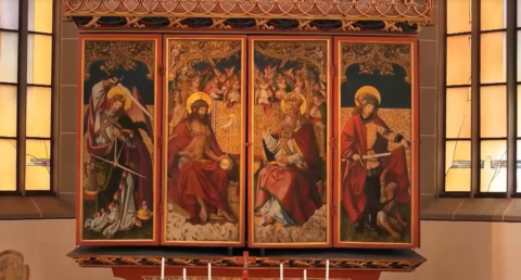 Vier Kunstwerke auf einem Altar.