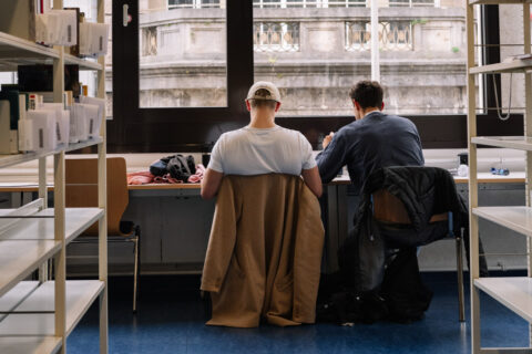 Studierende in der Bibliothek der FAU von hinten fotografiert