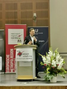 Der palamentarische Staatssekretär der Bundesministerin für Bildung und Forschung, Mario Brandenburg (Bild: FAU)