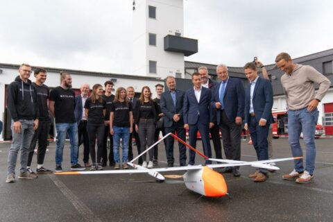 Gruppe junger Menschen und Innenminister Joachim Herrmann; im vordergrund ist die Drohne zu sehen