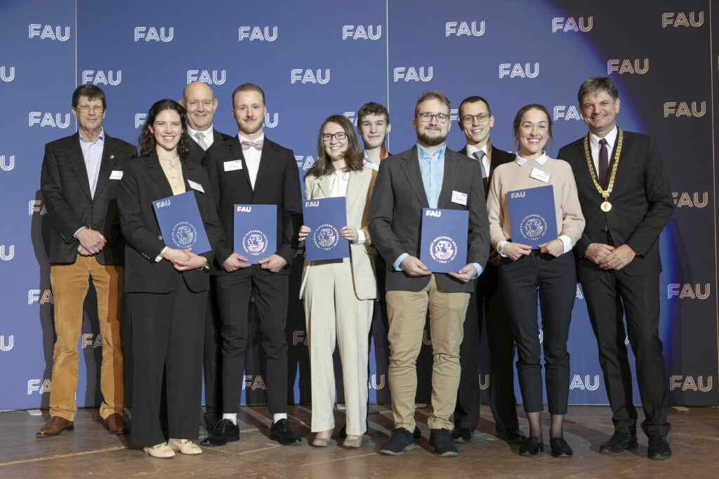 Foto von der Stipendienfeier: Stipendiaten und Stipendiatinnen des Deutschlandstipendiums mit dem Präsidenten der FAU an der Stipendienfeier