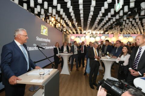 Am Vorabend des Weltmarktführer Innovation Days, wo die FAU als Initiator auftritt, hat die Bayerische Staatsregierung zum Staatsempfang geladen. Im Bild: Joachim Herrmann, bayerischer Innenminister, begrüßt die Gäste. (Bild: FAU/Kurt Fuchs)