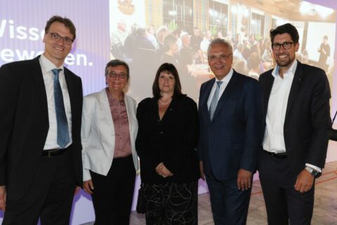 Am Vorabend des Weltmarktführer Innovation Days, wo die FAU als Initiator auftritt, hat die Bayerische Staatsregierung zum Staatsempfang geladen. Im Bild (v.l.): Christoph Heynen, S-Outreach, Vizepräsident Outreach Prof. Kathrin Möslein, Sybille Barth, S-Outreach, der bayerische Innenminister Joachim Herrmann und Kurt Höller. (Bild: FAU/Kurt Fuchs)