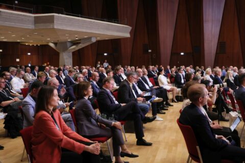 Bereits zum vierten Mal findet der von der WirtschaftsWoche initiierte 'Weltmarktführer Innovation Day' in Kooperation mit der Friedrich-Alexander-Universität Erlangen-Nürnberg in Erlangen statt. In diesem Jahr werden kreative Lösungen und innovative Ansätze aus Wirtschaft, Industrie und Forschung zu den Themen 'Klima' und 'Energie' diskutiert. (Bild: FAU/Kurt Fuchs)