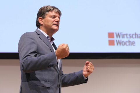 Bereits zum vierten Mal findet der von der WirtschaftsWoche initiierte 'Weltmarktführer Innovation Day' in Kooperation mit der Friedrich-Alexander-Universität Erlangen-Nürnberg in Erlangen statt. In diesem Jahr werden kreative Lösungen und innovative Ansätze aus Wirtschaft, Industrie und Forschung zu den Themen 'Klima' und 'Energie' diskutiert. Im Bild: FAU-Präsident Prof. Dr. Joachim Hornegger begrüßt die Gäste. (Bild: FAU/Kurt Fuchs)