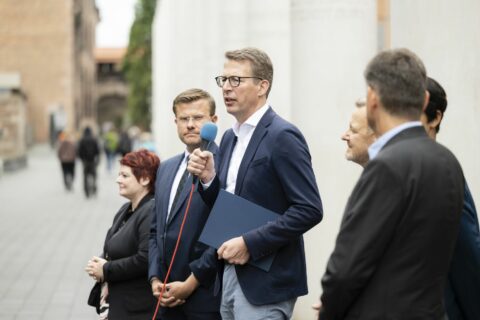 Vorstellung des neuen Menschenrechtsforschungszentrum der FAU: Wissenschaftsminister Markus Blume hielt ein Grußwort. (Bild: FAU/Uwe Niklas)