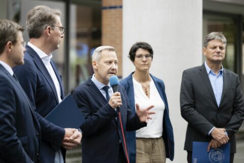 Michael Krennerich spricht in ein Mikrofon.