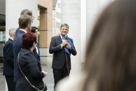 Vorstellung des neuen Menschenrechtsforschungszentrum der FAU: FAU-Präsident Prof. Dr. Joachim Hornegger begrüßt die Gäste. (Bild: FAU/Uwe Niklas)