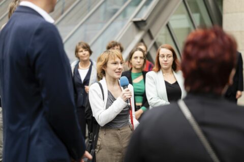 FAU-Wissenschaftlerin Dr. Janina Stürner erzählte den Gästen etwas über Art. 14: „Recht, Asyl zu suchen“ der Menschenrechte. (Bild: FAU/Uwe Niklas)