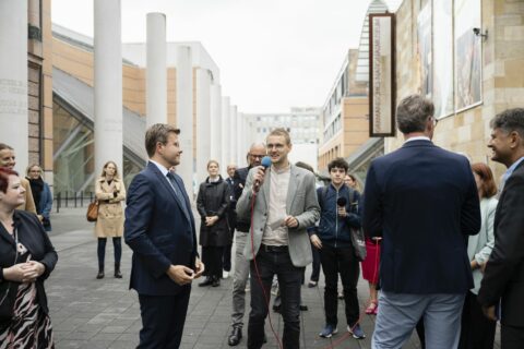 FAU-Doktorand Jakob Nehls erzählte den Gästen etwas über Art. 28: „Soziale und internationale Ordnung“ der Menschenrechte. (Bild: FAU/Uwe Niklas)