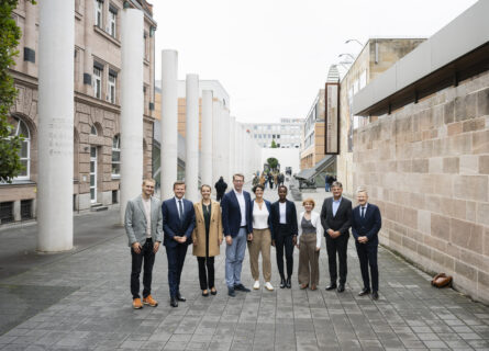 In der Straße der Menschenrechte in Nürnberg (v.l.): Jakob Nehls (FAU), Nürnbergs Oberbürgermeister Marcus König, Dr. Janina Heaphy (FAU), Wissenschaftsminister Markus Blume, Prof. Dr. Anuscheh Farahat, Co-Sprecherin des neuen Menschenrechtsforschungszentrums der FAU, Aneth Lwakatare-Thumm (FAU), Janina Stürner (FAU), FAU-Präsident Prof. Joachim Hornegger und Prof. Michael Krennerich, wissenschaftlicher Leiter des neuen Zentrums. (Bild: FAU/Uwe Niklas)