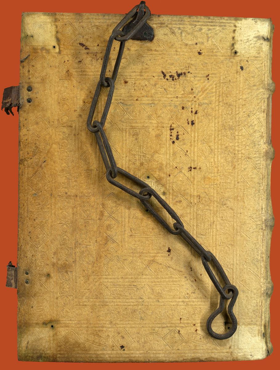 altes, vergilbtes Buch, an das eine Kette aus Metall angebracht ist