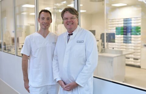 Chefapotheker Prof. Dr. Frank Dörje (r.) und Projektleiter Dr. Tobias Borst vor der Fensterfront zum neuen Unit-Dose-Reinraum in der Apotheke des Uniklinikums Erlangen.