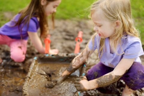 Kinder spielen im Matsch