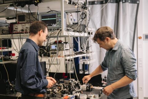Christoph (links) und Florian Marquardt wollen Quanten­technologien für die Informationsüber­tragung nutzen