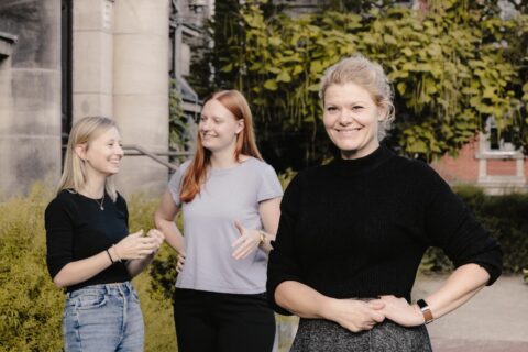 Die Doktorandinnen Laura Ruspeckhofer (links) und Lena Winterling (Mitte) werden von Nachwuchsgruppenleiterin Lisa Deloch betreut.