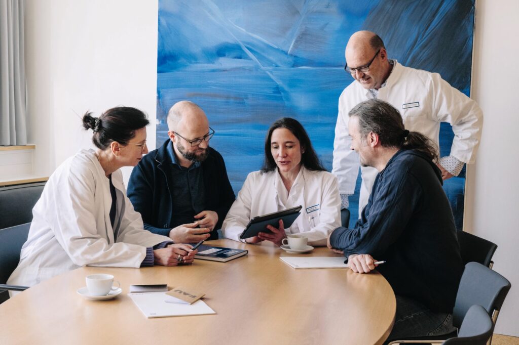 Eine angeregte Diskussion der Osteoimmunologin Prof. Dr. Aline Bozec, Gewebsbiologe Prof. Dr. Stefan Uder­hardt, Dermatologin Prof. Dr. Carola Berking, Immunologe Prof. Dr. Georg Schett und Gewebeforscher Prof. Dr. Kristian Franze (v.l.n.r.)