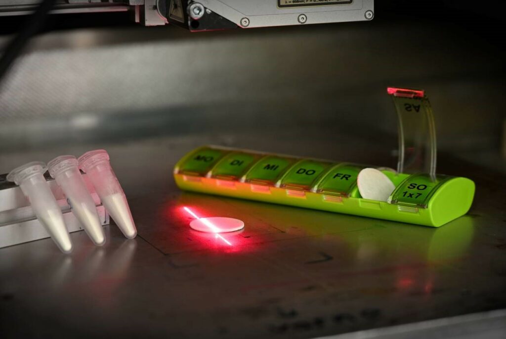 Aus pulverförmigen Wirkstoffen lassen sich mit Hilfe von Laser-3D-Druck maßgeschneiderte Medikamente herstellen. Foto: Max Gmelch, SAOT