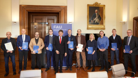 Gruppenfoto von Urkundenträger:innen