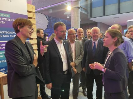 Nora Gourmelon im Gespräch mit Bundesministerin für Bildung und Forschung Bettina Stark-Watzinger auf dem Digital-Gipfel 2023.