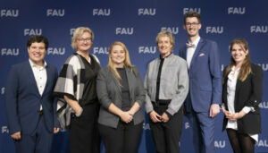 Foto: FAU/Iannicelli, Lehrpreisträgerinnen und -preisträger 2023 mit VP-E Prof. Kopp