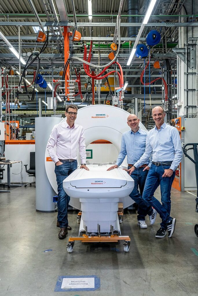 Das Siegerteam mit seiner Entwicklung: Prof. Dr. Michael Uder, Dr. David Grodzki und Dr. Stephan Biber (v. l.) haben viel Zeit und Expertise investiert, um die neuartige Niedrigfeld-MRT-Plattform in die klinische Anwendung zu bringen und damit Patientinnen und Patienten weltweit zu helfen. Foto: Deutscher Zukunftspreis/Ansgar Pudenz