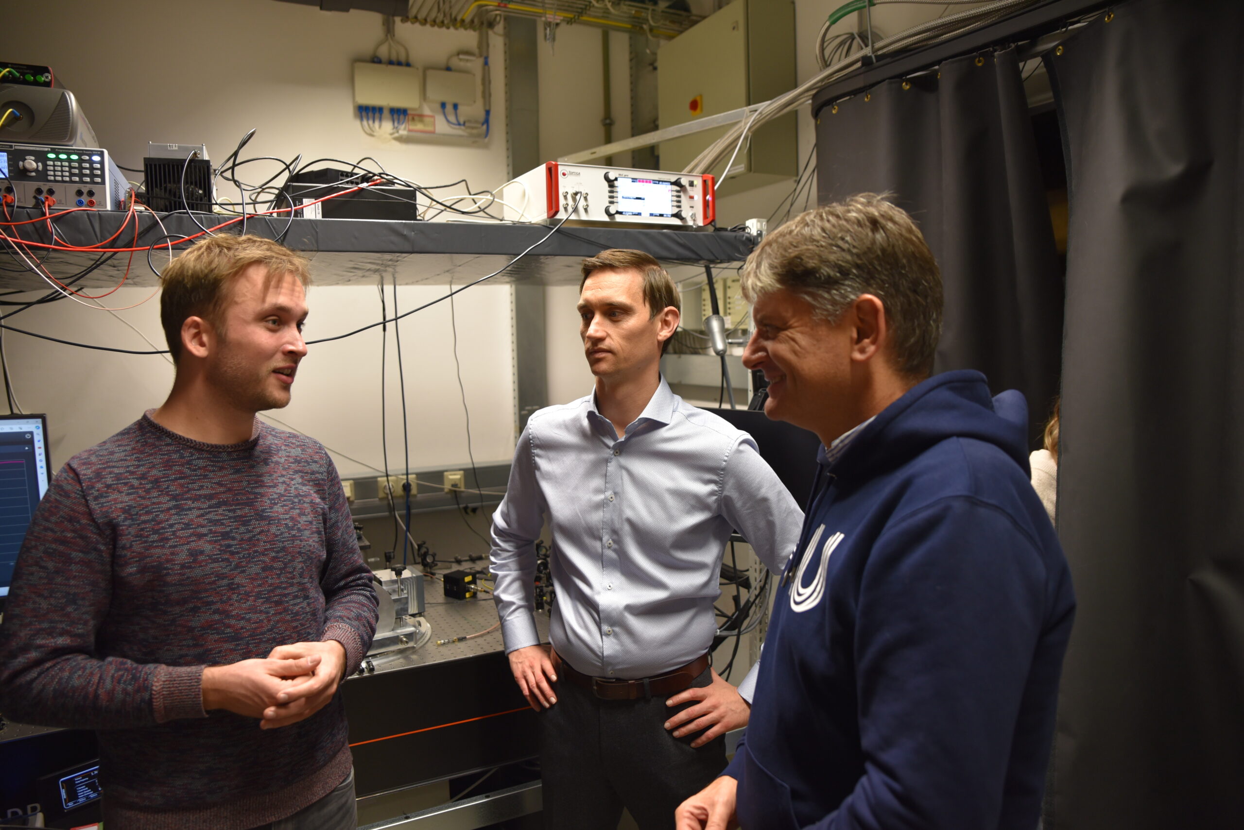 Prof. Dr. Roland Nagy und Prof. Dr. Joachim Hornegger im Gespräch mit einem Kollegen. 